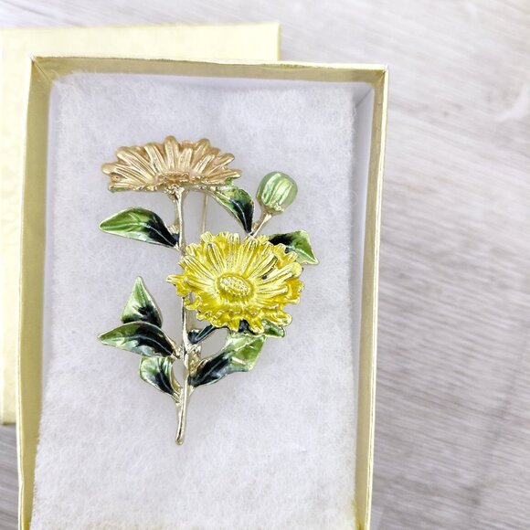 Jewelry - Floral Brooch